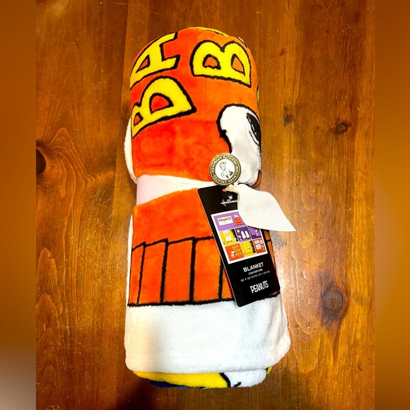Hallmark Bedding Hallmark Peanuts Trickortreat Snoopy Comic Blanket